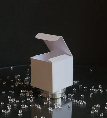 Cutie produse alb cu geam 4x4x4 cm