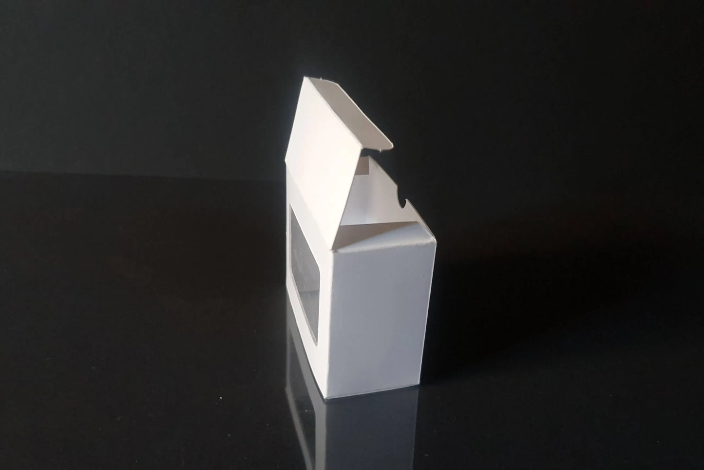 White box with window 6.5x5x3cm