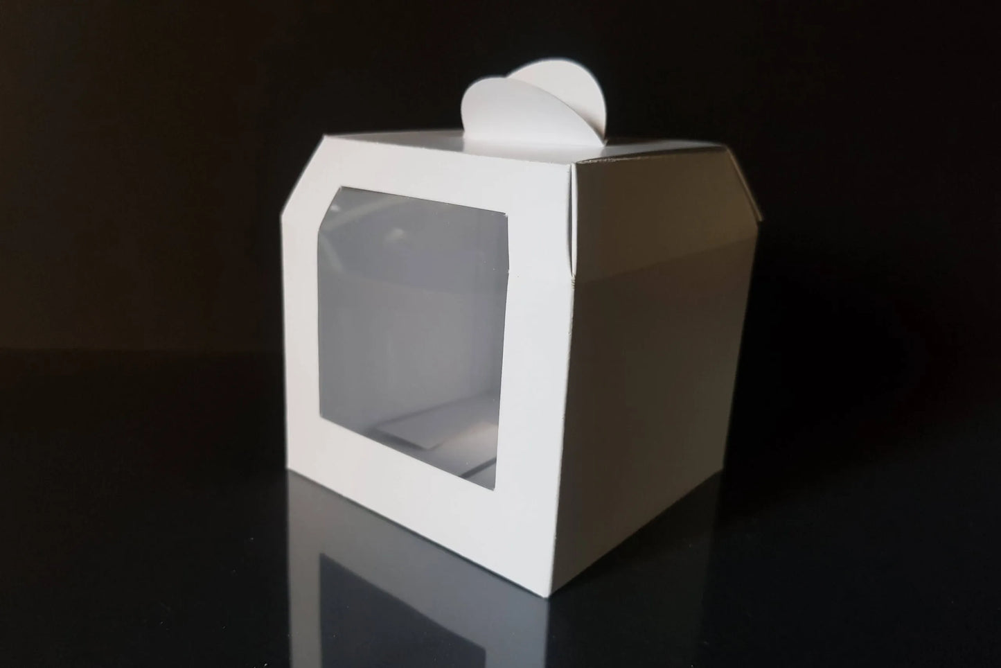 White box 9x9x7 cm