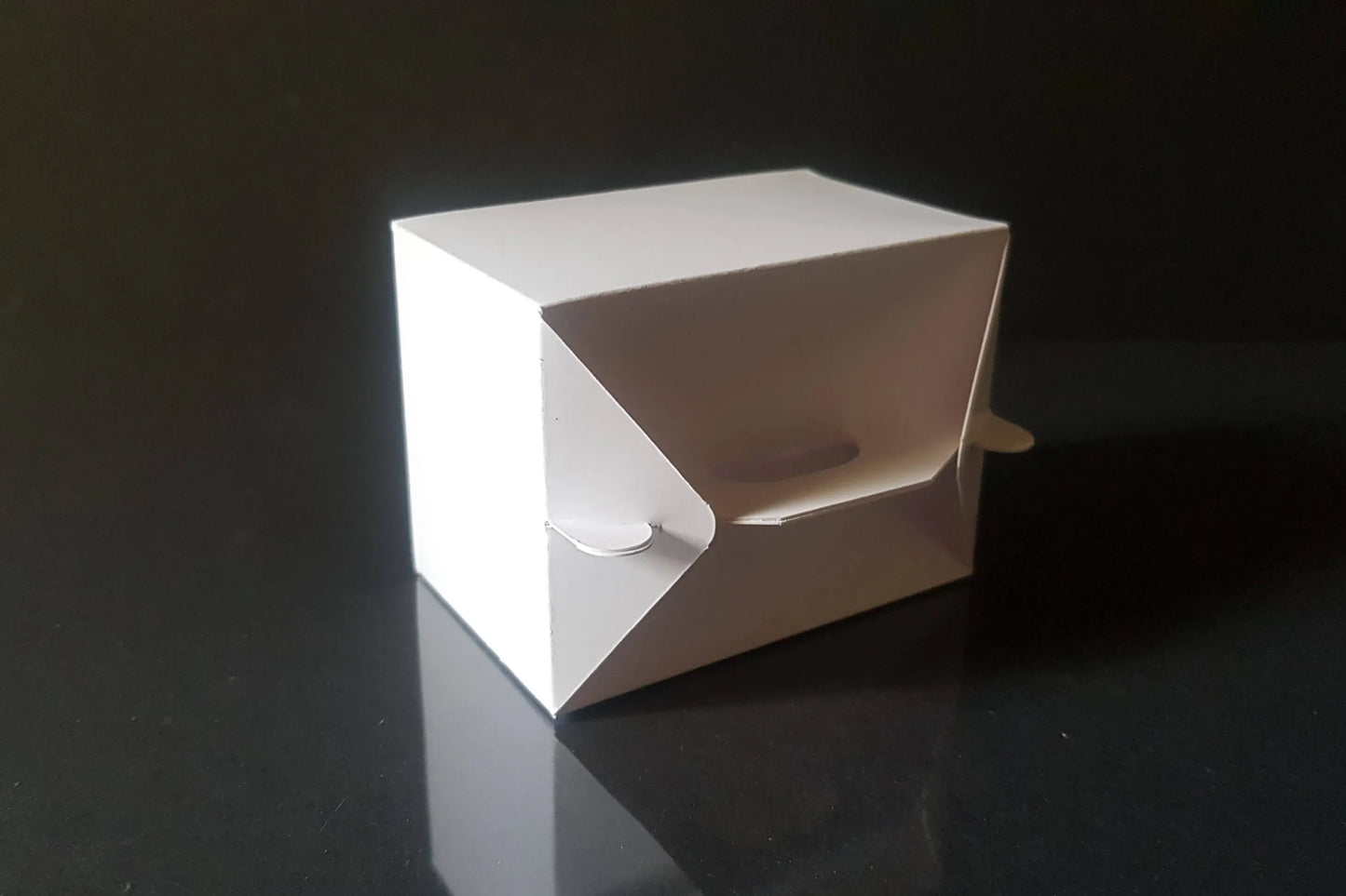 White box 8x6x5 cm