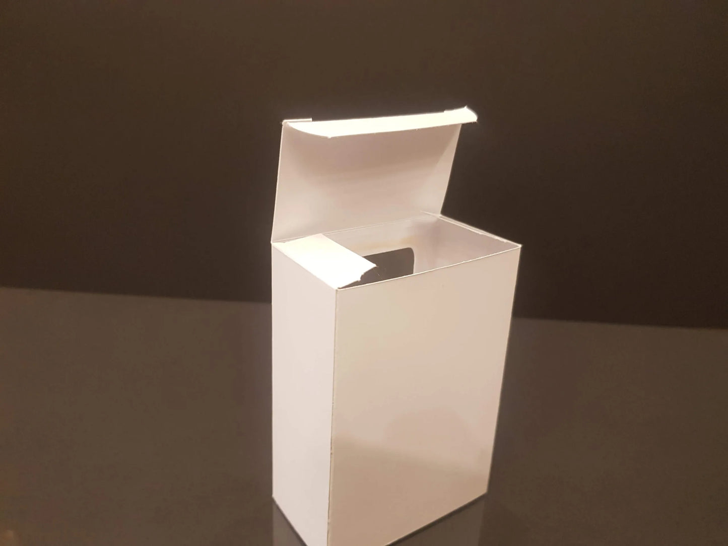 White box with window 8.5x7x3.4 cm