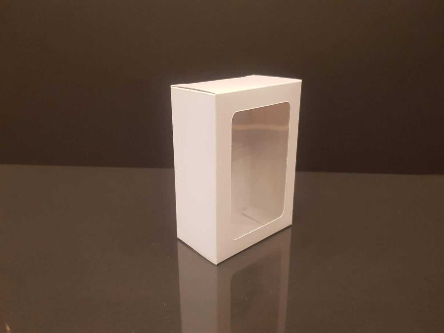 White box with window 8.5x7x3.4 cm