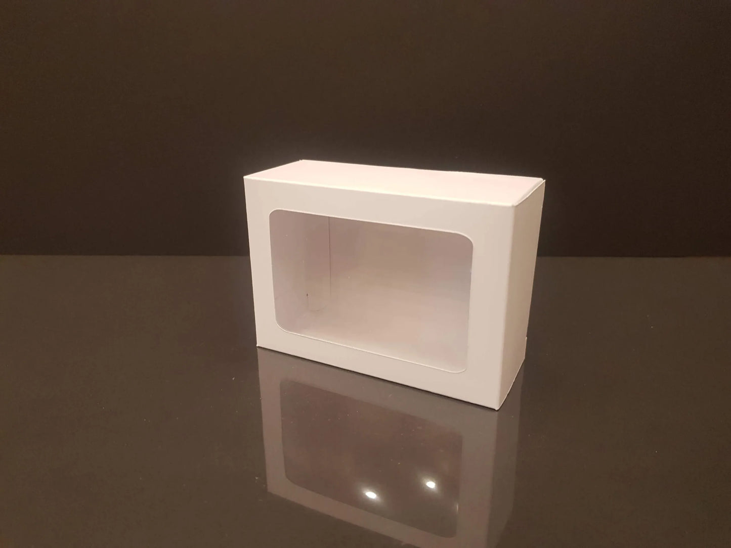 White box with window 8.5x7x3.4 cm